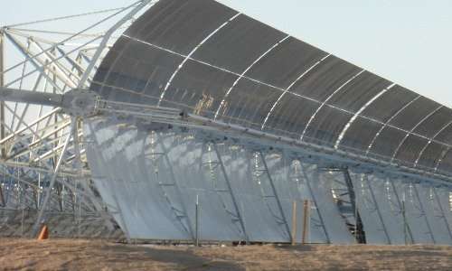 Specchi parabolici della centrale solare Noor 1. La luce solare viene concentrata dagli specchi parabolici nel loro fuoco, dove c'è un tubo in cui scorrono i sali sciolti che devono essere riscaldati.