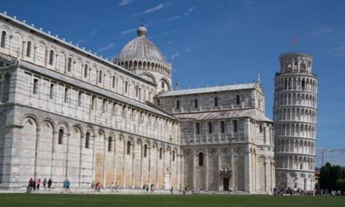 Visuale della Cattedrale di Santa Maria Assunta in Piazza del Duomo, dove a fianco si trova la torre di Pisa, detta anche torre pendente.