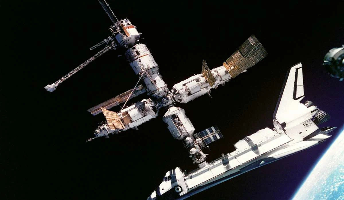 Quale evento insolito è accaduto ai cosmonauti sovietici Sergei Krikalev e Aleksandr Volkov quando sono rimasti a bordo della stazione spaziale Mir nel 1991?