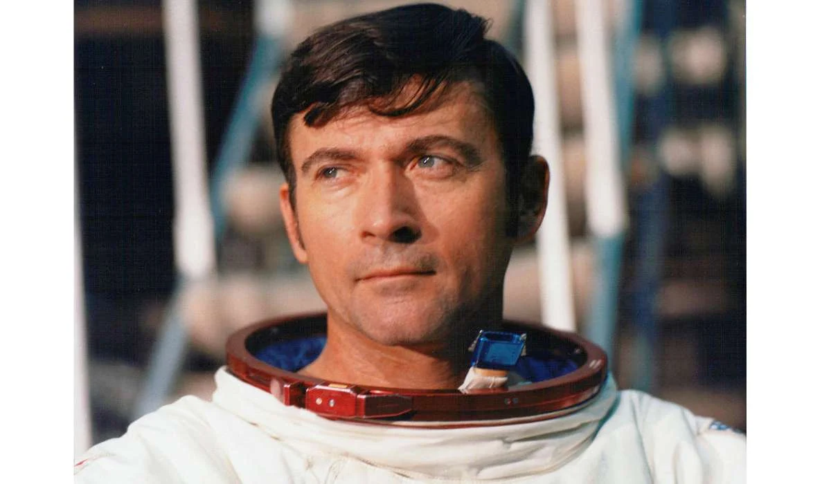 John Young è stato il primo astronauta a fare cosa?