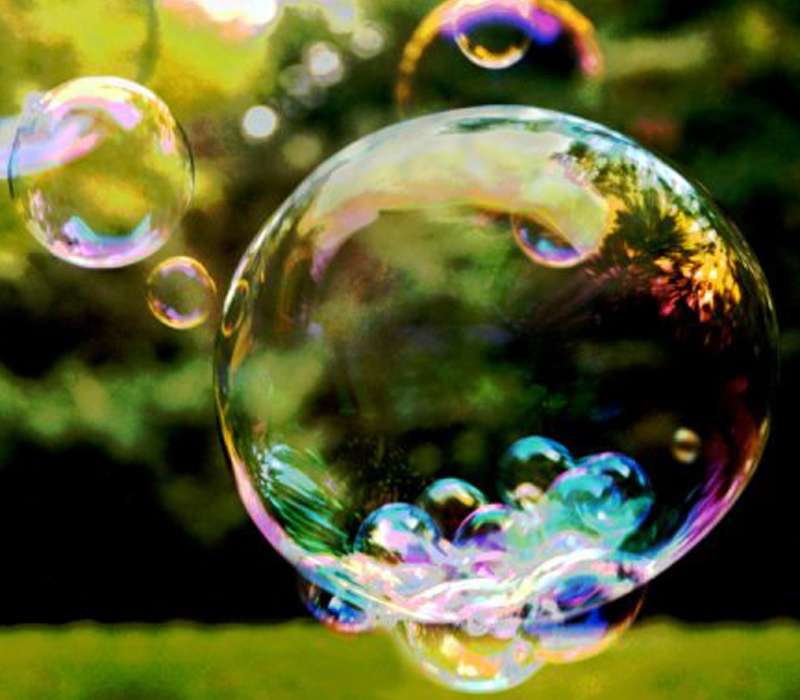 Si può apprezzare nell'immagine un insieme di bolle di sapone. SI tratta della fisica delle bolle di sapone