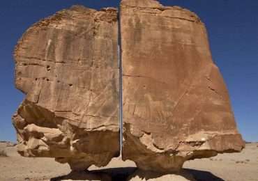 Al Naslaa, una misteriosa roccia divisa in due da un taglio preciso.