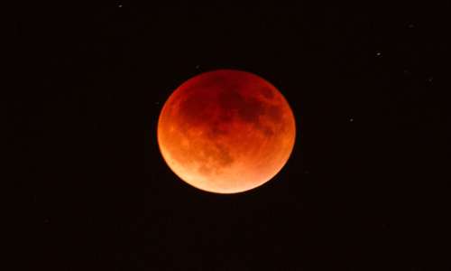 La luna è rossa durante le eclissi. Spiegazione: i raggi del sole vengono dispersi nello spazio e arrivano arrossati alla luna.