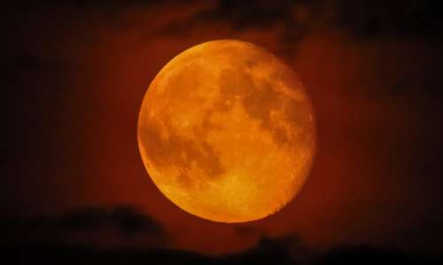 Perchè la Luna è rossa? spiegazione: dipende dalle particelle nell'atmosfera terrestre.