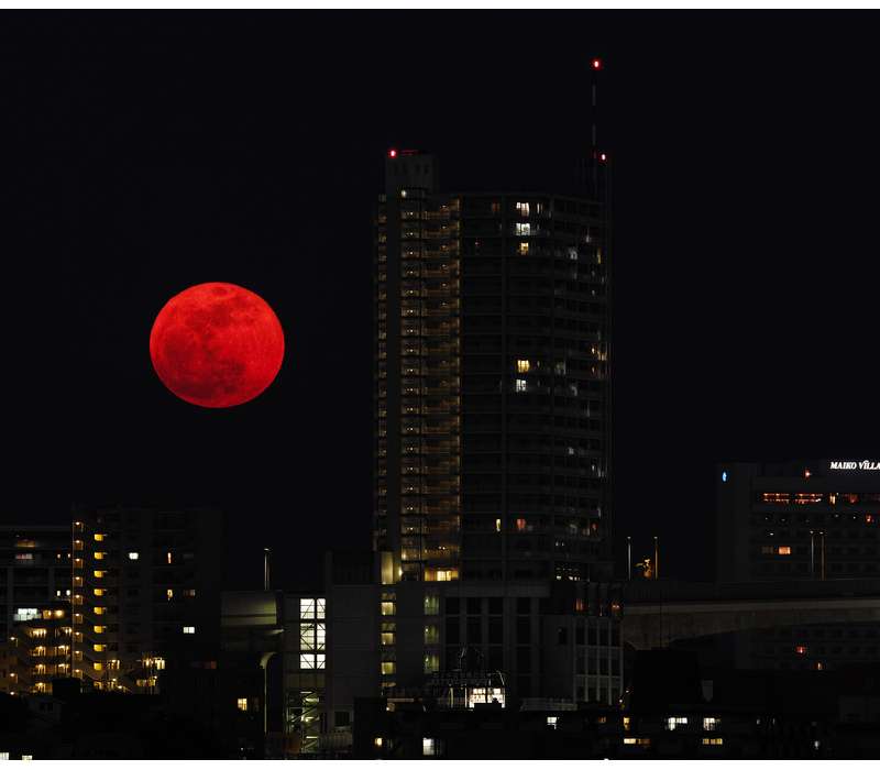 La luna è rossa a volte, un fenomeno particolare che si verifica soprattutto nel momento in cui essa sorge o tramonta.