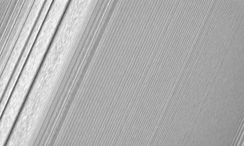 Un'onda densità dell'anello A di Saturno, scattata dalla sonda Cassini durante la missione spaziale Cassini-Huygens.