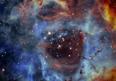 Immagine di una nebulosa. I colori che si apèprezzano sono indicativi di atomi e molecole diverse. Si tratta di polvere di stelle