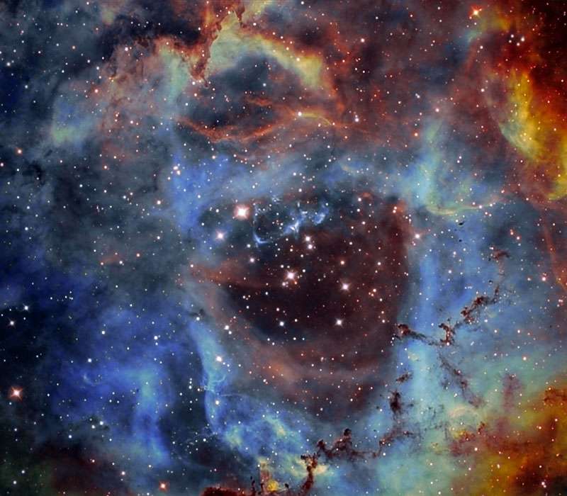 Immagine di una nebulosa. I colori che si apèprezzano sono indicativi di atomi e molecole diverse. Si tratta di polvere di stelle