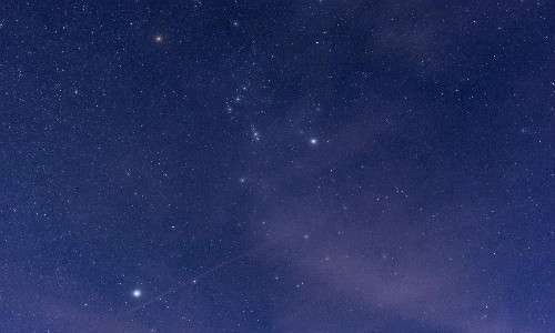 Il cielo notturno offre un'ottima visuale delle stelle di Orione, dell'omonima nebulosa di Orione.
