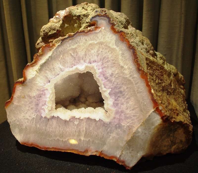 Un geode di quarzo e agata in cui è ben visibile il guscio esterno