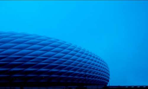 I pannelli in ETFE dell'Allianz Arena possono assumere diversi colori grazie alle proprietà dell'ETFE.