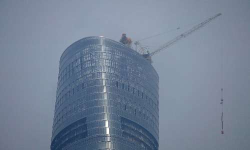 Il vento forte che soffia sugli ultimi piani della Shanghai Tower viene sfruttato grazie a numerose turbine eoliche che generano energia elettrica per l’edificio