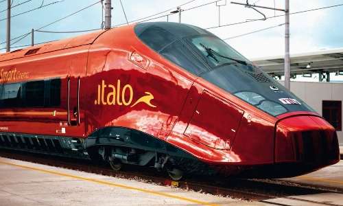 Segni distintivi di Italo treno sono il colore rosso rubino e il leprotto d'oro.
