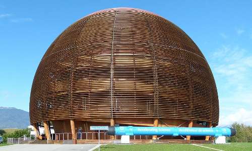 È mostrata la cupola del Cern che è il simbolo della ricerca scientifica europea che ospita il più potente acceleratore di particelle subatomiche e da cui è partito il fascio di neutrini diretto al Gran Sasso.