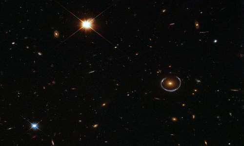 L’immagine mostra un anello di Einstein scattato dall’ESA/Hubble & NASA. La fotografia deve la sua riuscita all’allineamento tra lente gravitazionale e la sorgente, come previsto da Einstein.