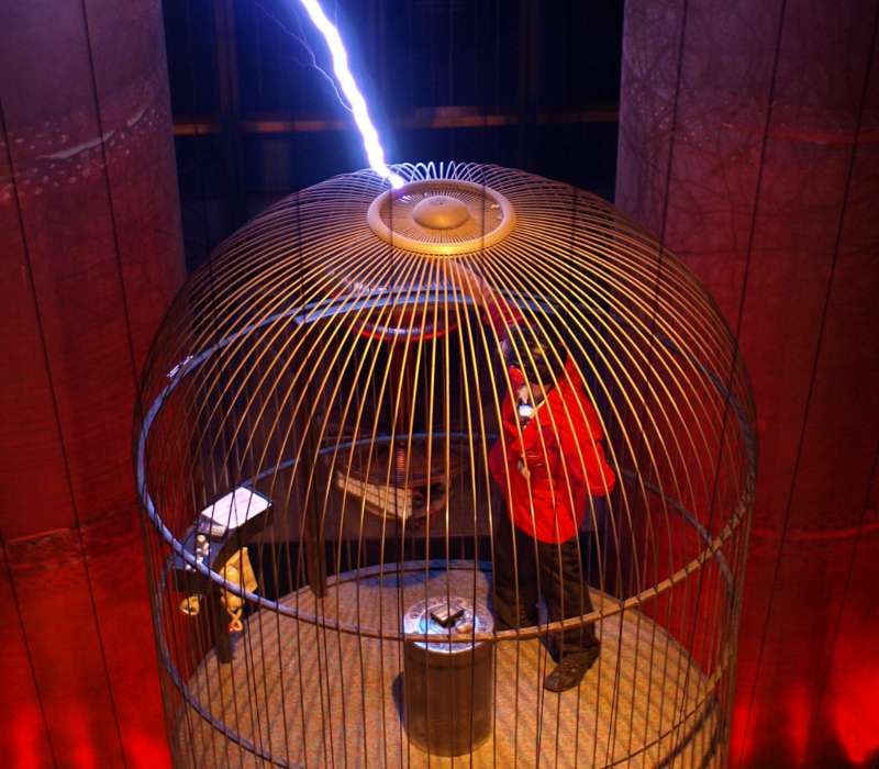 Un modo che ha una persona per non farsi colpire o attraversare da una scarica elettrica, è quello di entrare in una gabbia di Faraday. Questa speciale costruzione non permette la creazione di un campo elettrico al suo interno.