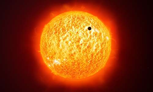 Il Sole è circa a metà del suo ciclo vitale e nella sua fase finale si espanderà ulteriormente. Questo perchè è tra le stella nane, seppur a noi sembra già avere straordinarie dimensioni. Intorno al nostro Sole orbitano molti pianeti, il più vicino di questi è Mercurio.
