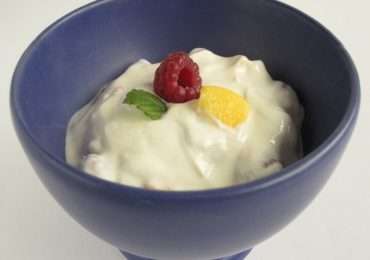 uno yoghurt bianco proveniente da un processo di femrentazione ed acidificazione ad opera di lattobacilli.