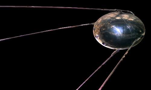 Il primo passo per il futuro lancio dei primi moduli della stazione spaziale ISS fu il lancio del primo satellite artificiale da parte dell'Unione Sovietica: lo Sputnik 1. 