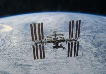 Vista dallo spazio della Stazione Spaziale Internazionale ISS con la Terra sullo sfondo