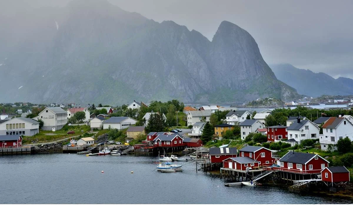 Come sono definiti i generici movimenti di alcuni blocchi della crosta terrestre verso l'alto, come quelli della penisola Scandinava, o verso il basso?