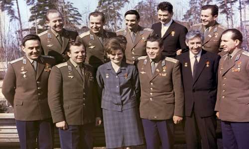 Vladimir Komarov e Yuri Gagarin insieme ad altri cosmonauti sovietici