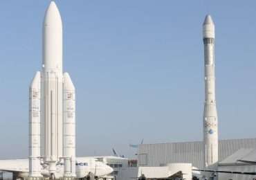 A sinistra un razzo Ariane 5, a destra un razzo Ariane 1