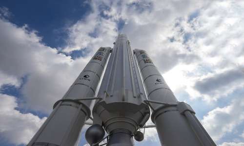 Vista dal basso di un razzo vettore Ariane 5