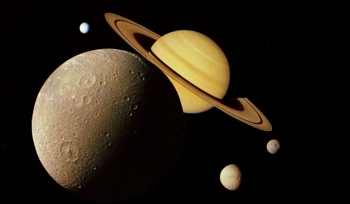 Quale di questi NON è un satellite di Saturno?