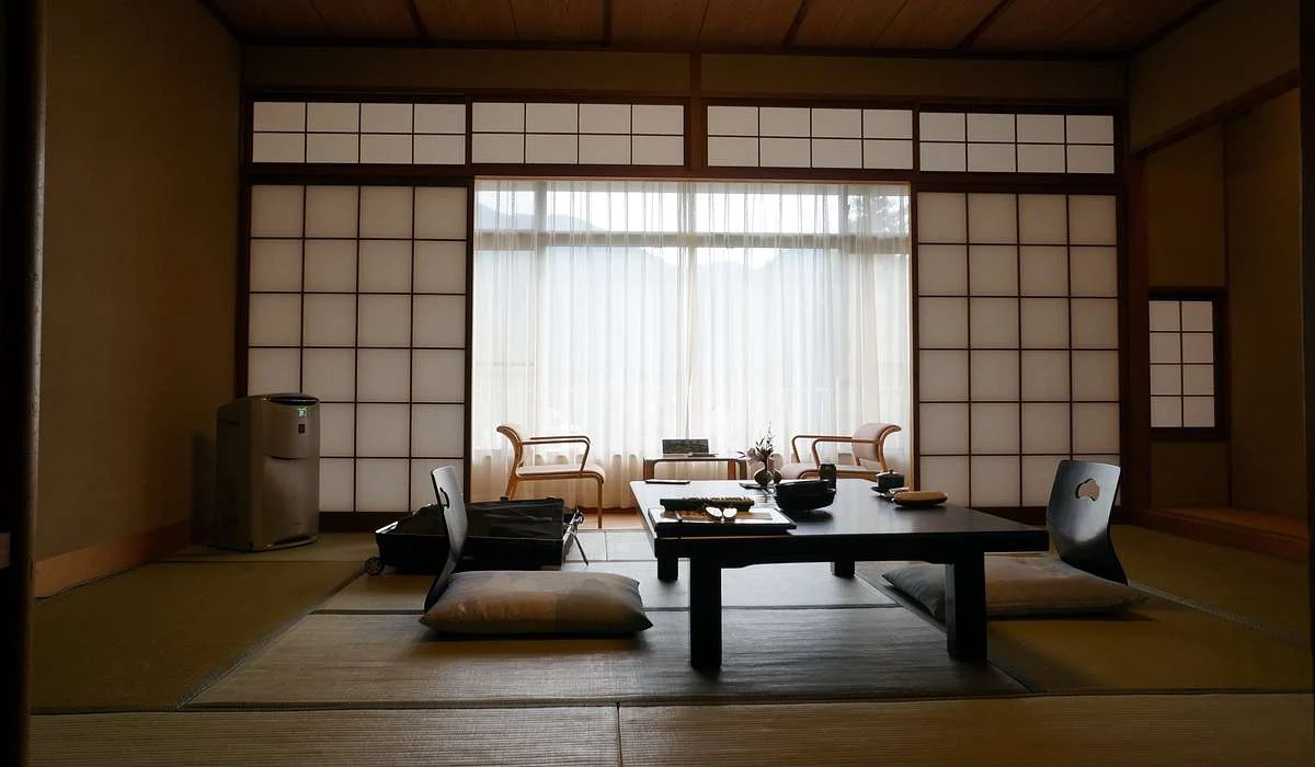 L’architettura e il design giapponese sono spesso caratterizzati da: