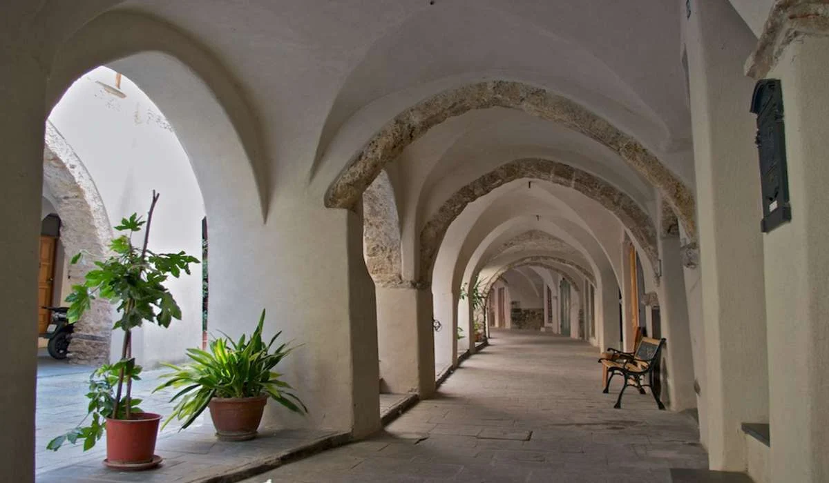Qual è la caratteristica degli archi a sesto acuto?