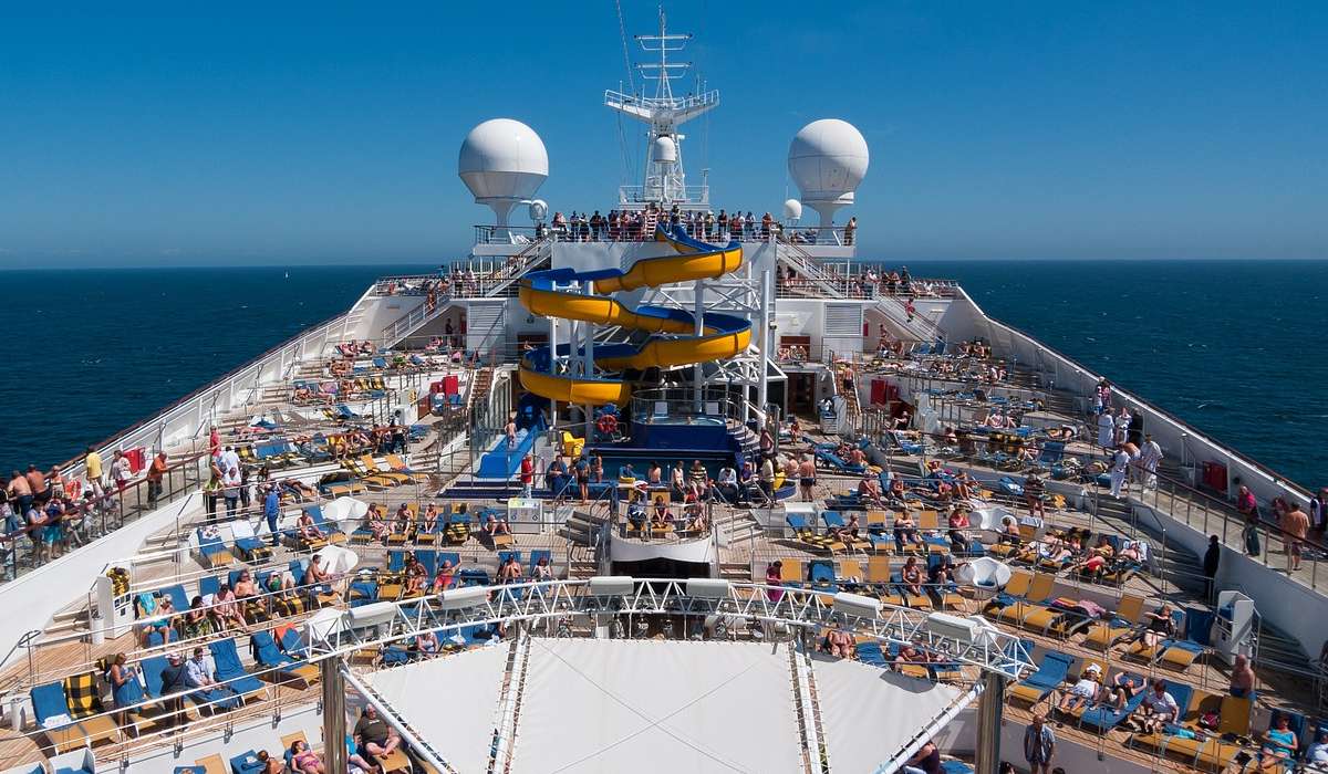 Quante persone può trasportare la Symphony of the Seas includendo l'equipaggio?