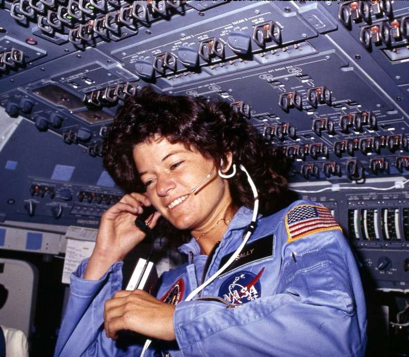 La prima astronauta donna degli USA, Sally Ride, a bordo dello Shuttle Challenger durante la sua prima missione