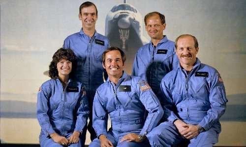 Sally Ride con gli altri membri dell'equipaggio dello Shuttle Challenger prima della partenza della missione STS-7