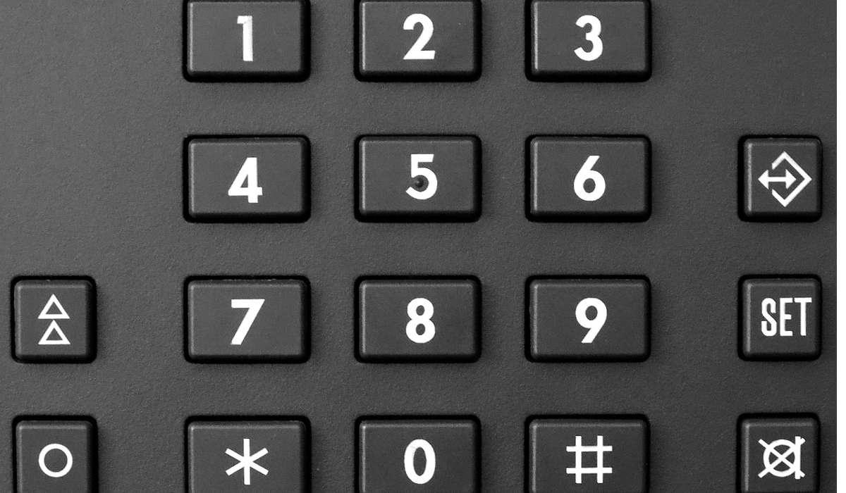 Con i numeri presenti sul tastierino numerico del cellulare (cioè da 0 a 9), potendo disporre lo stesso numero anche più volte, quanti numeri diversi possono essere creati?  