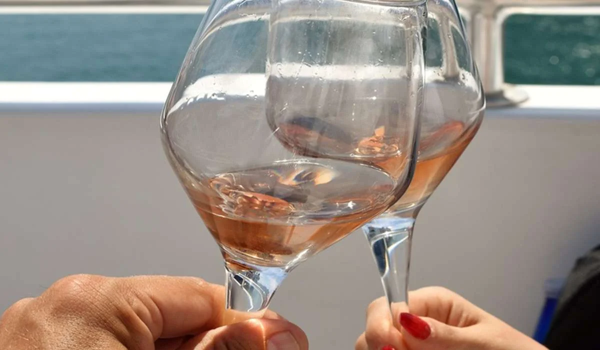 In una tavola di dieci persone quanti cin cin vengono fatti se ognuno lo fa con ciascun altro?