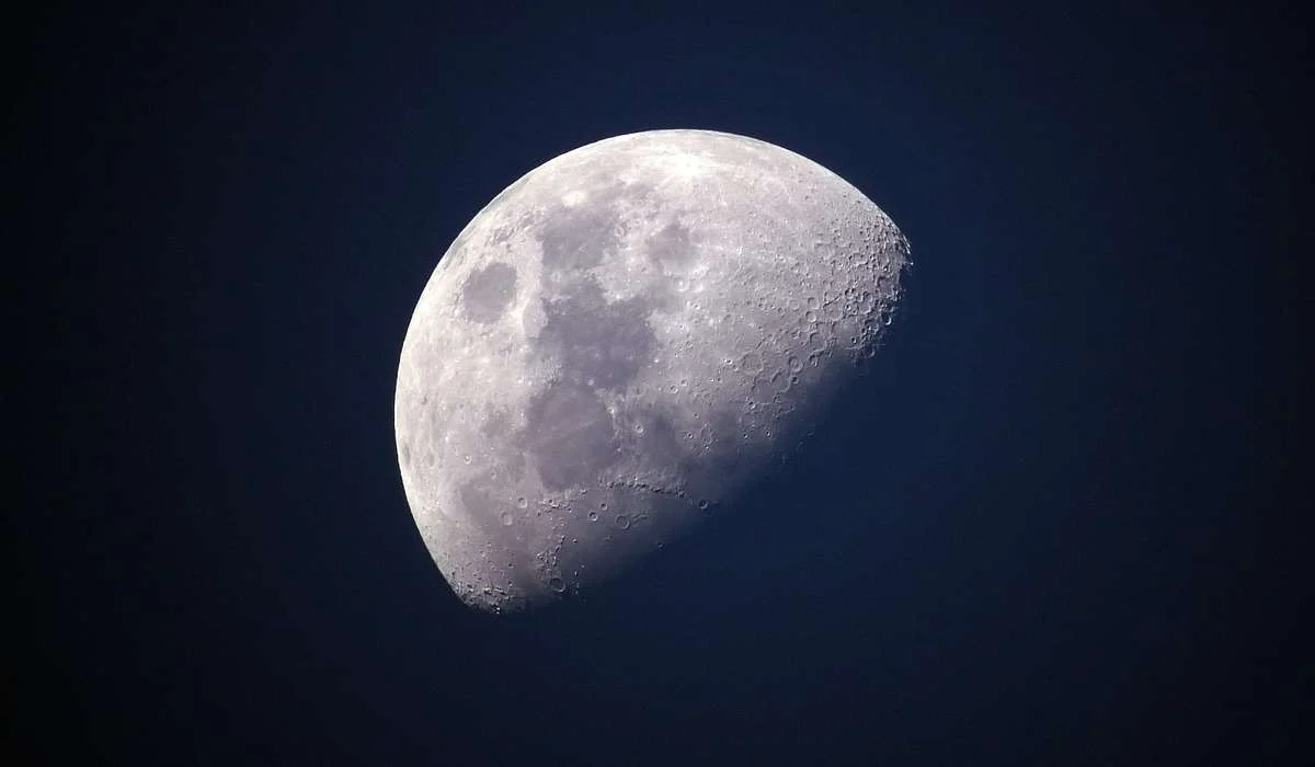 Quale filosofo greco sosteneva che la Luna fosse un pianeta?