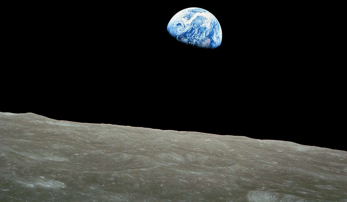 Quale scienziato, invece, scoprì che la Luna non era liscia, ma presentava una superficie rugosa e irregolare?
