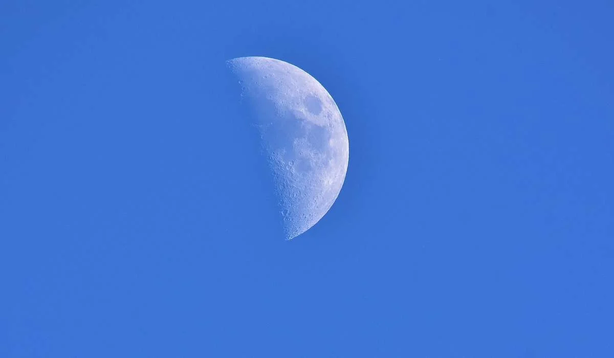 A cosa si pensa siano dovuti i numerosi crateri presenti sulla superficie lunare?