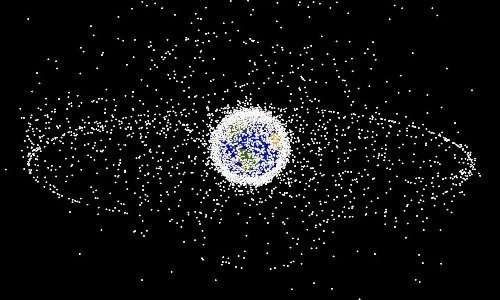 un problema che i satelliti OneWeb dovranno affrontare è quello dei detriti spaziali attorno alla Terra