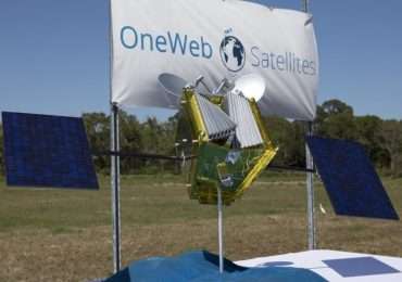 Logo della compagnia dei satelliti OneWeb e un loro modello