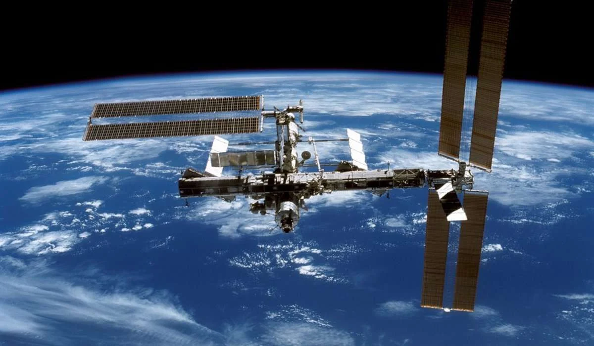 La stazione spaziale internazionale si trova su un'orbita: