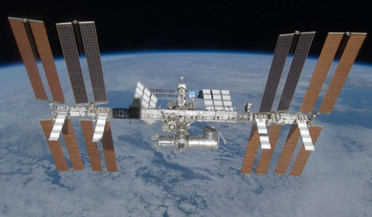 A quale distanza dalla Terra si trova la sua orbita?
