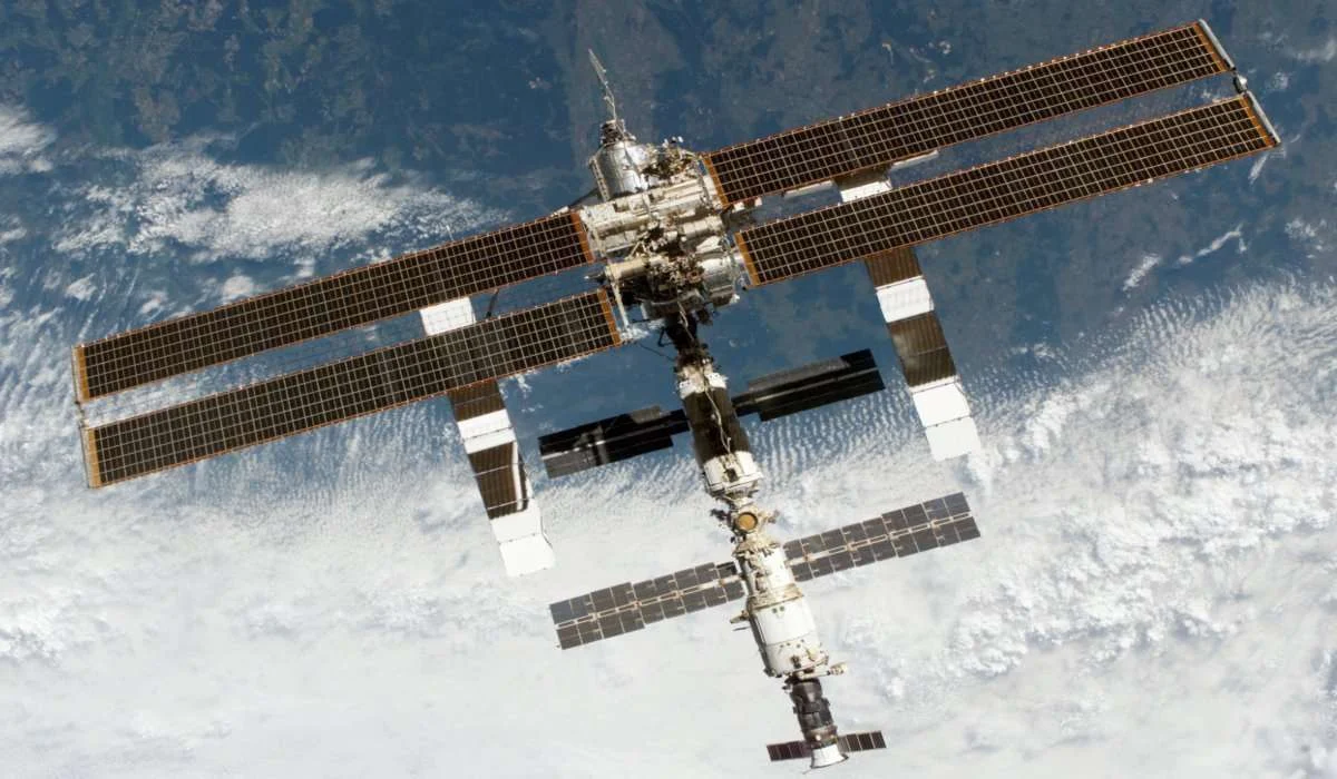 La stazione spaziale ogni tanto atterra per essere riparata.
