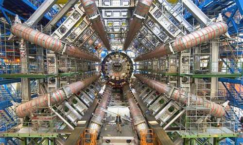 Visitare il CERN è anche osservare ATLAS: uno degli esperimenti di LHC che viene finanziato e costruito in collaborazione con oltre 2.000 scienziati e ingegneri in 165 università e laboratori in 35 paesi.