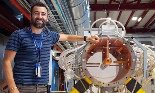 Visitare il CERN non è mai stato così intrigante! Questa foto ritrae l'ingegner Stefano Meroli mentre si trova sul luogo di lavoro al CERN.