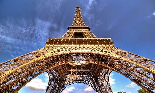 Inquadratura della Tour Eiffel dal basso, si nota la tipica struttura intrecciata del metallo che la compone. Deriva dalla struttura interna del femore, in un chiaro processo di biomimesi.