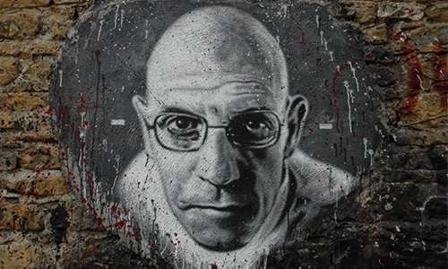 Immagine di Foucault filosofo che si occupò degli aspetti relativi al potere del Panopticon.