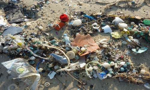 Le isole di plastica si formano con l'accumulo di rifiuti marini.