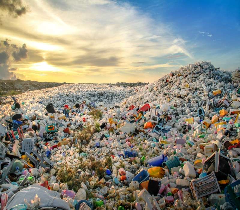 A causa dell'aumento di rifiuti di plastica non riciclata è sempre più comune il fenomeno delle isole di plastica negli oceani di tutto il mondo.